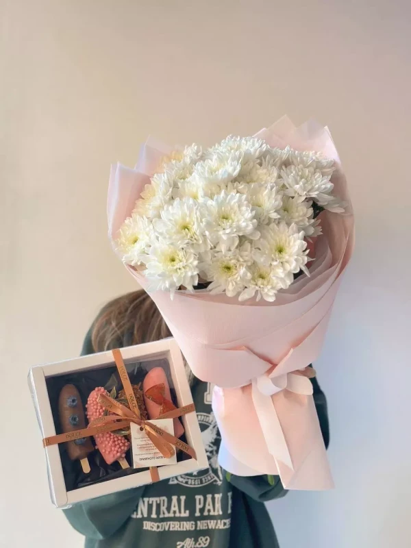 Сет "Мелинда" — «Сет Мелинда» — подарочный сет Dolce Sweets из 1 ягоды клубники, 2 бананов в молочном шоколаде и 2 бананов в…